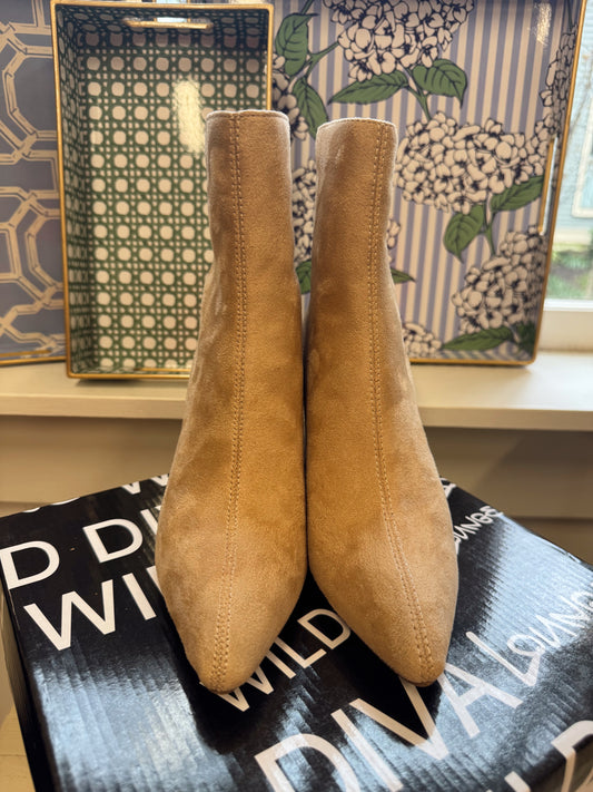 Natural Suede Sleek Design Boots